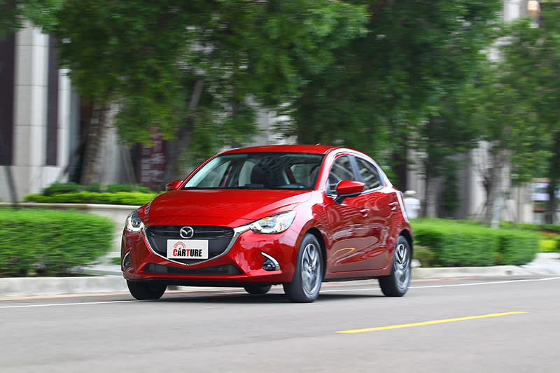 別看Mazda2小巧，動感性格開起來也架勢十足。