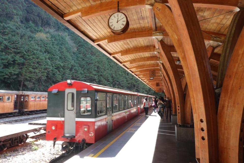 阿里山（Photo Credit: Arthur Tseng@unsplash.com, License CC0，圖片來源：https://unsplash.com/photos/a-red-and-white-train-pulling-into-a-train-station-Qdh_o27fYk8）