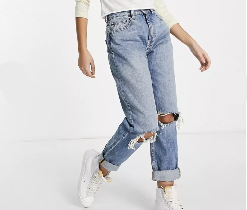 ASOS DESIGN Petite – Lockere Mom-Jeans in Stone-Waschung