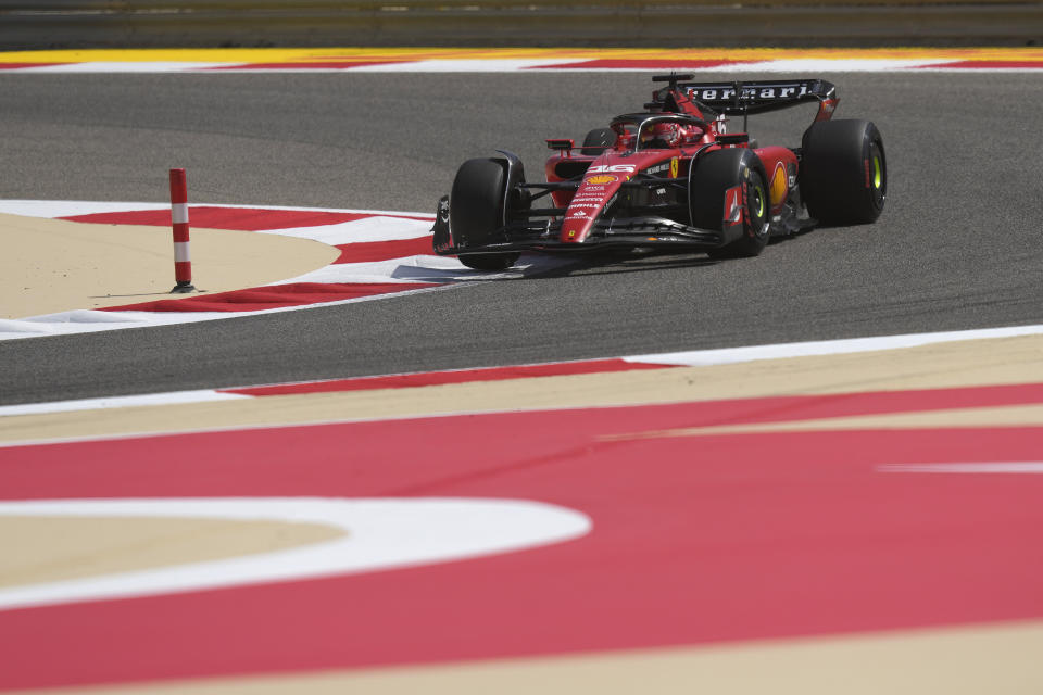 El piloto de la F1 Charles Leclerc conduce su auto en el tercer y último día de prácticas de la Fórmula Uno en el Bahrain International Circuit in Sakhir, Bahrain el sábado 25 de febrero del 2023. (AP Foto/Frank Augstein)