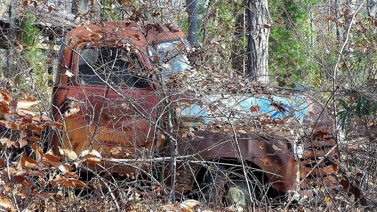 A rumor circulated in paid ads on Facebook and Instagram claiming two girls went missing for 40 years until a man saw an old car and broke it open. 