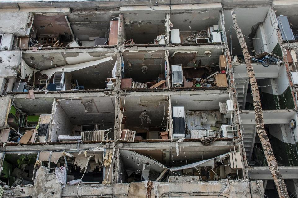Blick auf zerstörte Wohnungen in Charkiw, Ukraine. 13. März 2022