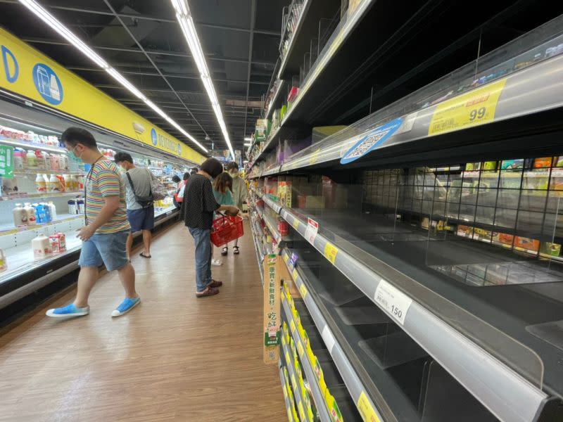 ▲雙北疫情進入三級警戒，超市、賣場架上的東西都被民眾買光。（圖/NOWnews攝影中心）