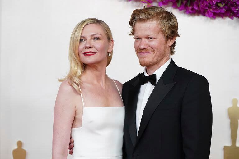 Jesse Plemons (en la foto, con Kirsten Dunst) una de las celebridades apuntadas por los medios