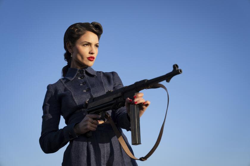 La actriz latina Eiza González en una escena de la película "The Ministry of Ungentlemanly Warfare".