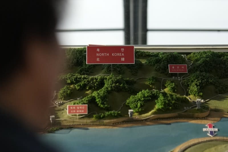 <cite>2024年1月5日，南韓坡州的統一觀景台上可以看到北韓的標誌。（AP）</cite>