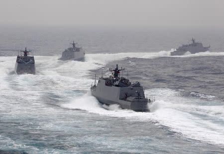 Taiwan navy fast attack boats take part in a military drill outside a naval base in Kaohsiung port, southern Taiwan, January 27, 2016. REUTERS/Pichi Chuang/File Photo