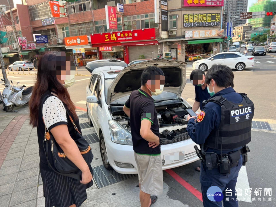 小客車行駛路中拋錨，警熱心推車避免危險。