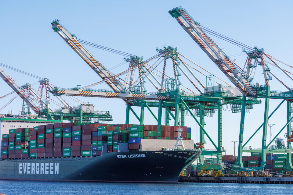 Un barco de transporte de mercancía junto a las grúas de descarga en el puerto de Los Angeles California, noviembre de 2021. Foto: REUTERS/Mike Blake