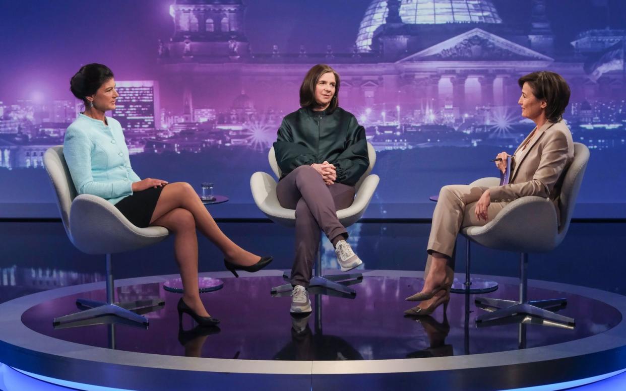 Mit Sahra Wagenknecht (links) und Katrin Göring-Eckardt (Mitte) prallten bei Sandra Maischberger 