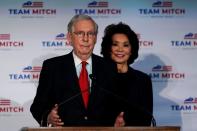 El líder de la mayoría del Senado Mitch McConnell, acompañado por la secretaria de transporte de Estados Unidos Elaine Chao, da una conferencia de prensa poselectoral mientras declara su victoria, en Louisville, Kentucky.