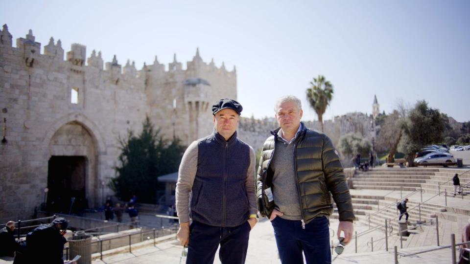 Am Ausganspunkt von gleich drei der größten Weltreligionen: Jan Josef Liefers (links) und Michael Tsokos verändert ihr Jerusalem-Besuch stark. (Bild: RTL)