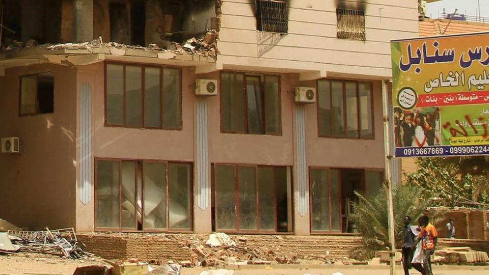 Un edificio destruido por un misil.