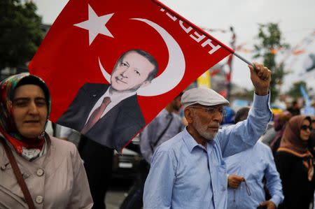 Supporters of Turkish President Tayyip Erdogan attend his election rally in Istanbul, Turkey June 23, 2018. REUTERS/Alkis Konstantinidis