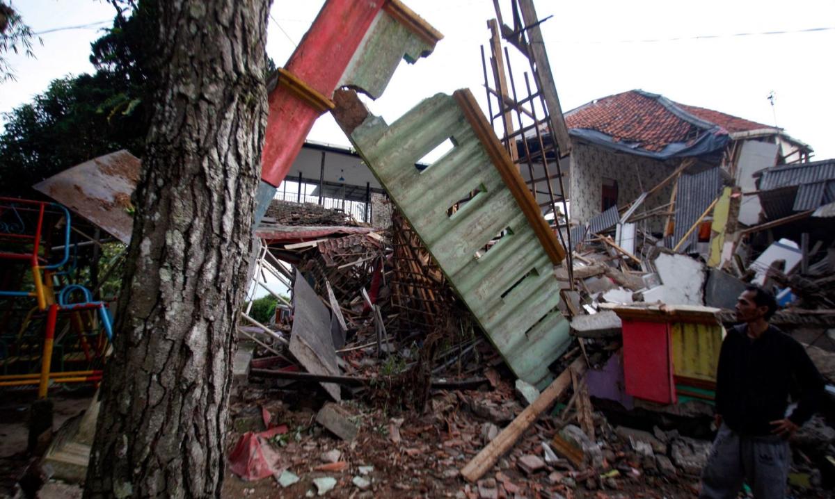 Setidaknya 162 tewas setelah gempa berkekuatan 5,6 melanda Indonesia