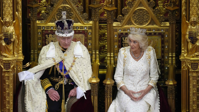 Royaume-Uni : La reine sans sa couronne habituelle lors du discours  d'ouverture de la session parlementaire