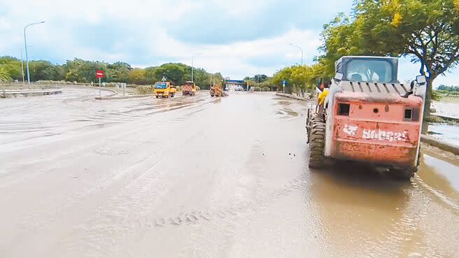 嘉義暴雨淹大水，82快速道路中和交流道下泥濘不堪，機具車不斷進出持續清泥。（廖素慧攝）