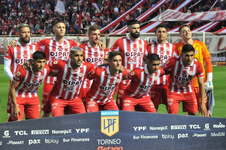 El equipo de Unión de Santa Fe que le ganó a Rosario Central por 1-0, por la 8° fecha de la Liga Profesional 2024; arriba, a la izquierda, Miguel Torrén (35 años); abajo a la derecha, Nicolás Paz, de 21