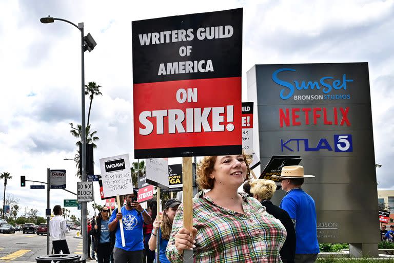 La guionista Leila Kohan protestando frente a las oficinas de Netflix en Hollywood durante los piquetes diarios de la huelga de los afiliados a WGA