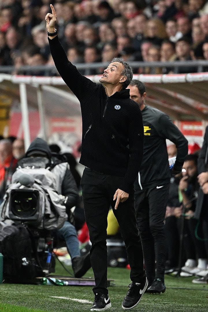 Luis Enrique gesticula durante el partido que PSG ganó con comodidad