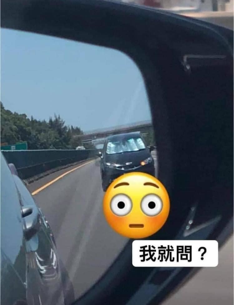 休旅車的前擋風玻璃放著遮陽板。（圖／翻攝自爆廢公社）