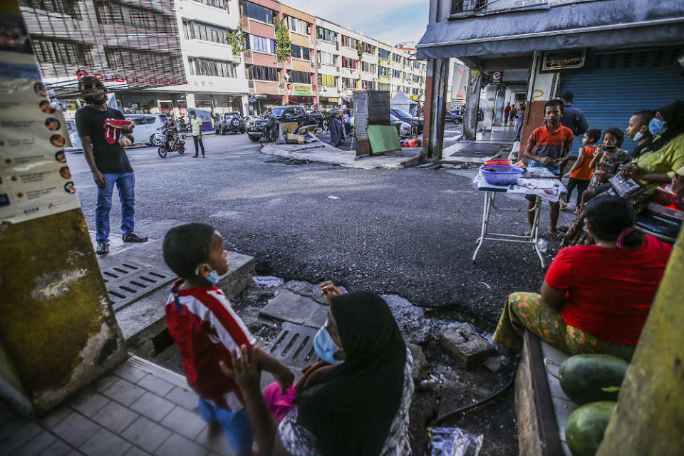 Annuar appealed to market traders to cooperate with him and refrain from sub-letting business licences to foreigners. — Picture by Hari Anggara