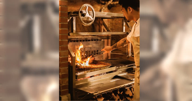WILDWOOD主打原木燒烤料理，選擇台南龍眼木燒至火紅再進行食材燒烤。（圖／WILDWOOD原木燒烤餐廳提供）