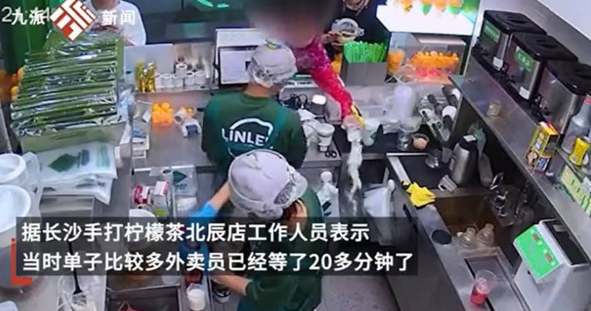 大陸湖南一名女子到飲料店點了一杯去冰的飲料，但拿到飲料後卻發現店員並未「去冰」，讓女子相當不爽，直接將整杯飲料往櫃檯內灑。（圖／翻攝九派新聞）