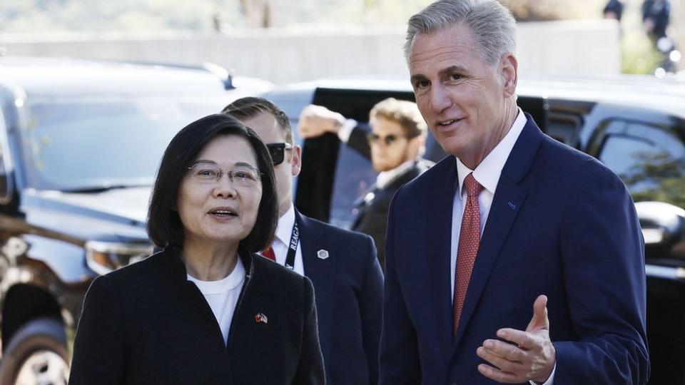 Tsai Ing-wen junto a Kevin McCarthy.