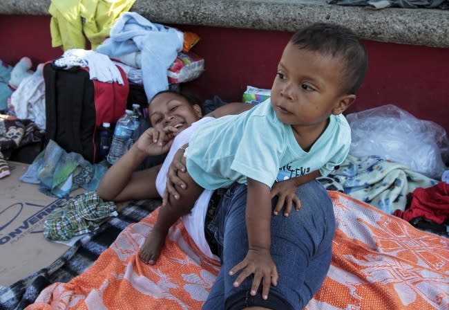 FOTOS | Migrantes toman calles de Huixtla, Chiapas, rumbo a EEUU