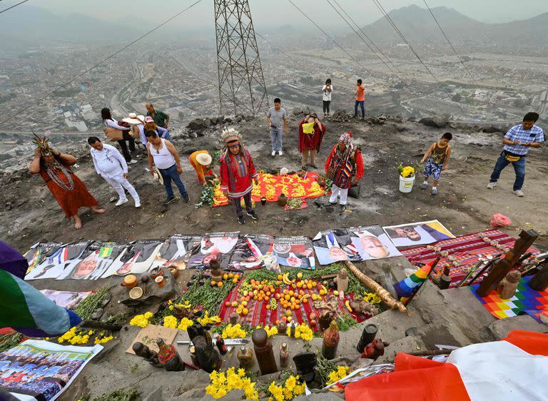 Chamanes peruanos equipados con hojas de coca, espadas, ollas de cerámica humeantes, incienso y una serpiente viva ejecutan un ritual en la cima de una colina sobre Lima para entregar sus predicciones para el el próximo año. Utilizan fotos de varios presidentes durante el encuentro.