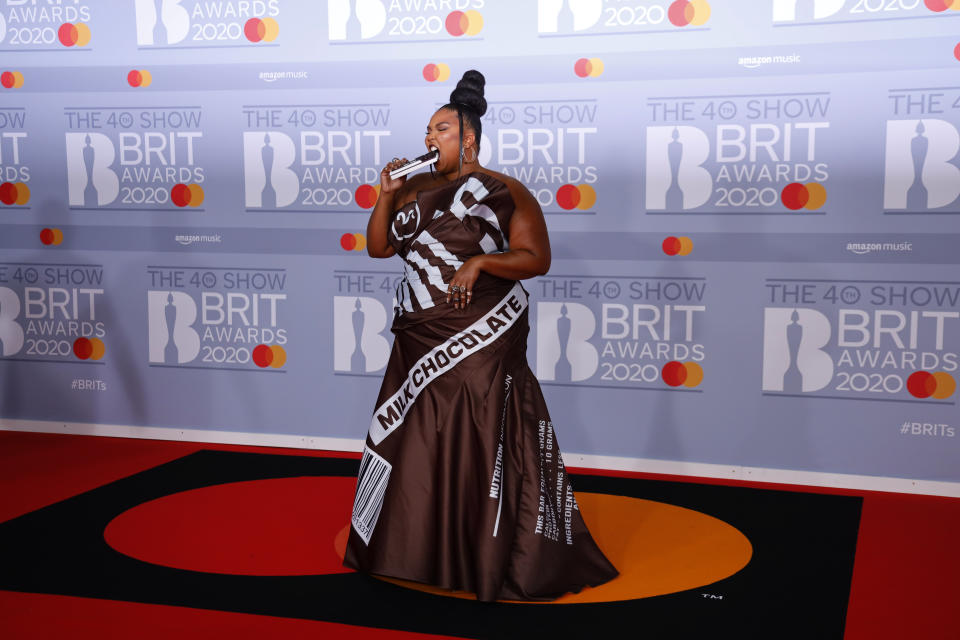 Lizzo pretended to eat her faux chocolate clutch bag. (Getty Images)