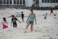 Las inundaciones fueron provocadas por los remanentes de un ciclón tropical que también causaron tornados y espuma de mar que cubrió caminos en la costa de Queensland. (Photo by Chris Hyde/Getty Images)