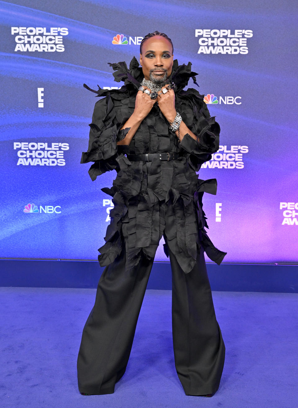 <p>Eine Jacke aus fedrigen Rüschen, die in einem dramatischen Stehkragen mündet, dazu XXL-Hosen, silberne Ringe und Smokey Eyes zum Niederknien: Billy Porter hat's einfach drauf!</p> 