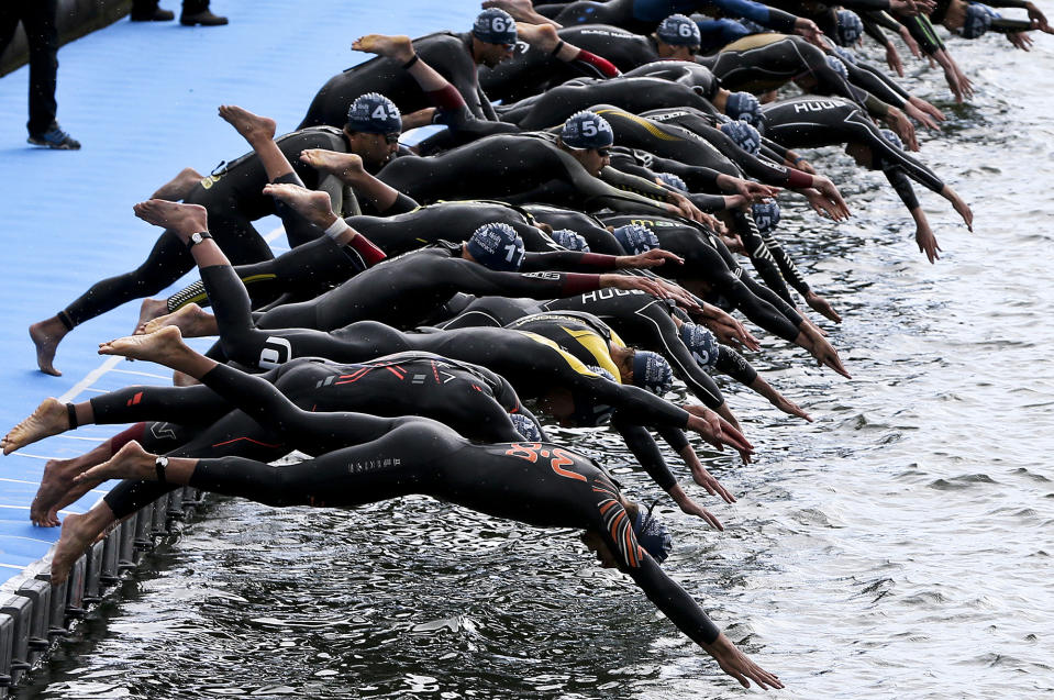 <p>Athletes jump into the river waters during the Lisbon ETU Triathlon European Championships, in Lisbon, Portugal, May 28, 2016. (EPA/JOAO RELVAS) </p>