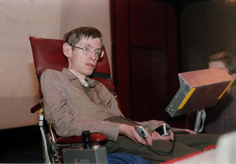 Stephen Hawking in Chicago on Dec. 15, 1986. After Hawking lost&nbsp;his voice to pneumonia the prior year, computer scientist Walter Woltosz gave him a device that helped him vocalize words that he typed. (Photo: Associated Press)