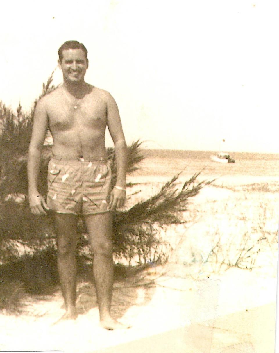 Antonio San Pedro, a quien su familia llamaba cariñosamente "el galán de las playas cubanas", de joven en La Habana.