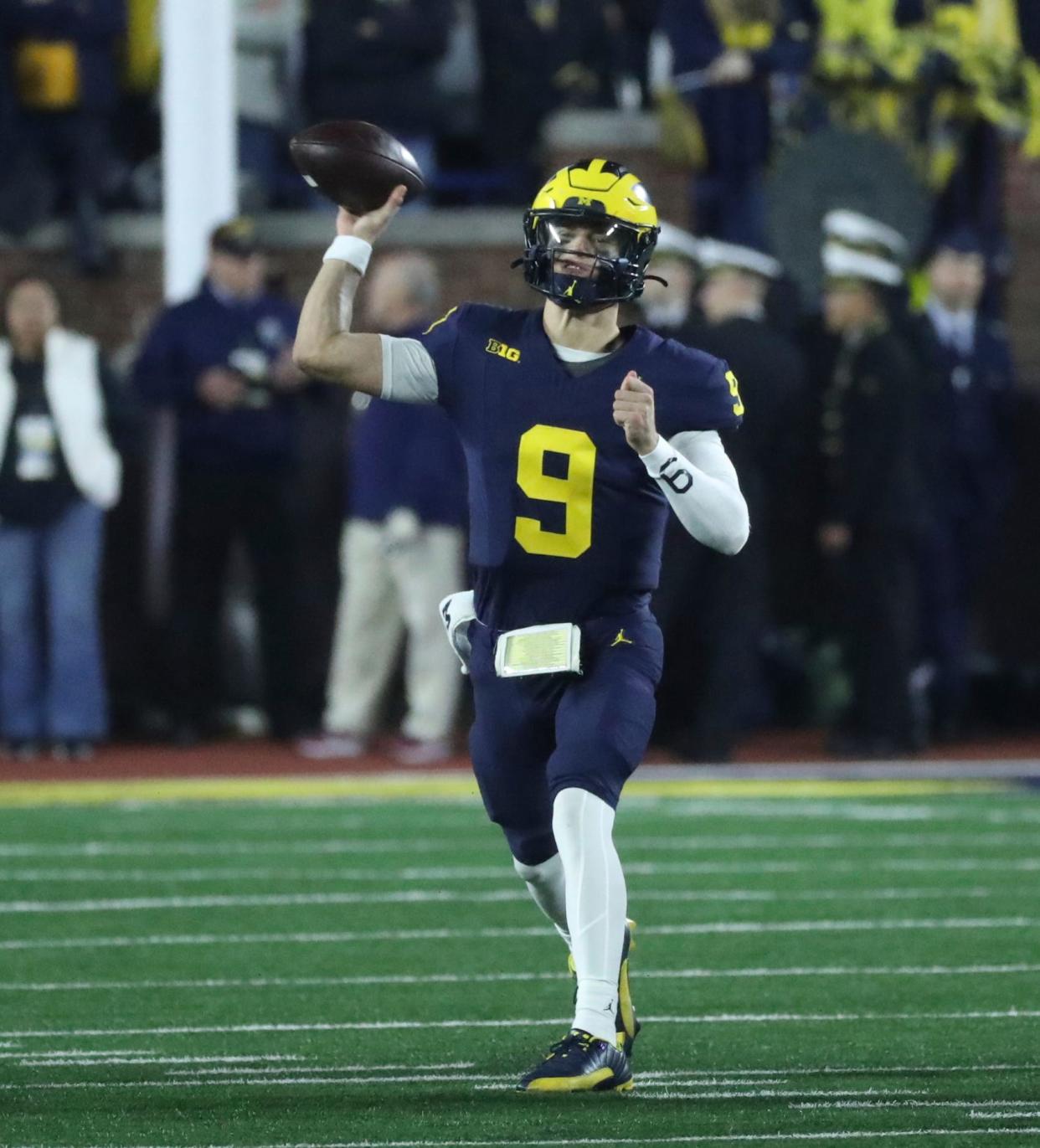 Michigan Wolverines quarterback J.J. McCarthy passes against the Purdue Boilermakers during the first half at Michigan Stadium, Saturday, Nov. 4, 2023.