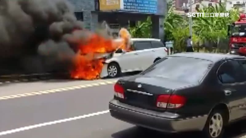 疑似因電線短路而被燒毀的休旅車。