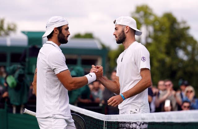 Jacob Fearnley and Alejandro Moro Canas (left) shake hands 