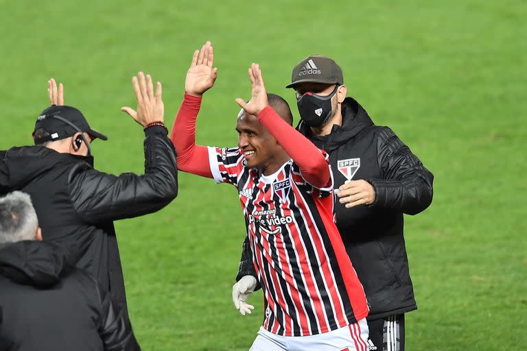 Marquinhos festeja el segundo gol durante el partido de Copa Libertadores que disputan Racing Club y San Pablo