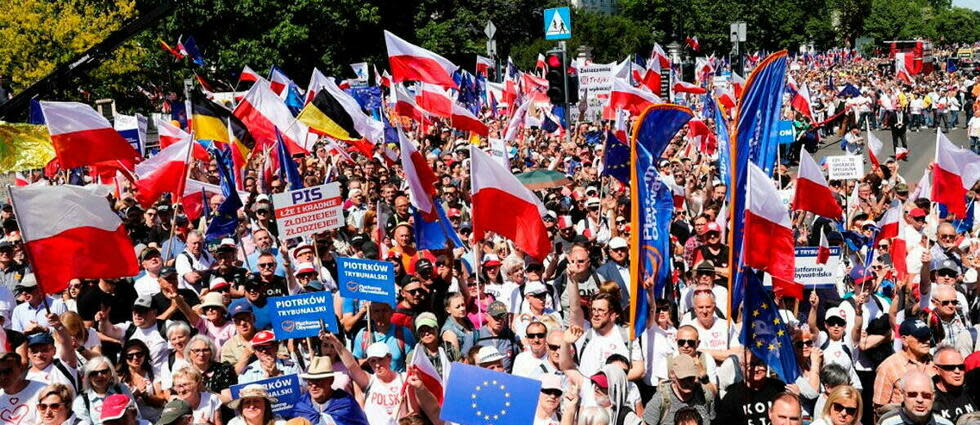 Venus de toute la Pologne, les manifestants – arborant les couleurs polonaises blanc et rouge et celles de l'Union européenne – ont répondu à l'appel du chef du principal parti d'opposition centriste (Plateforme civique, PO), l'ancien chef du Conseil européen, Donald Tusk, pour protester contre « la vie chère, l'escroquerie et le mensonge, en faveur de la démocratie, des élections libres et de l'UE ».   - Credit:JAKUB PORZYCKI / ANADOLU AGENCY / Anadolu Agency via AFP