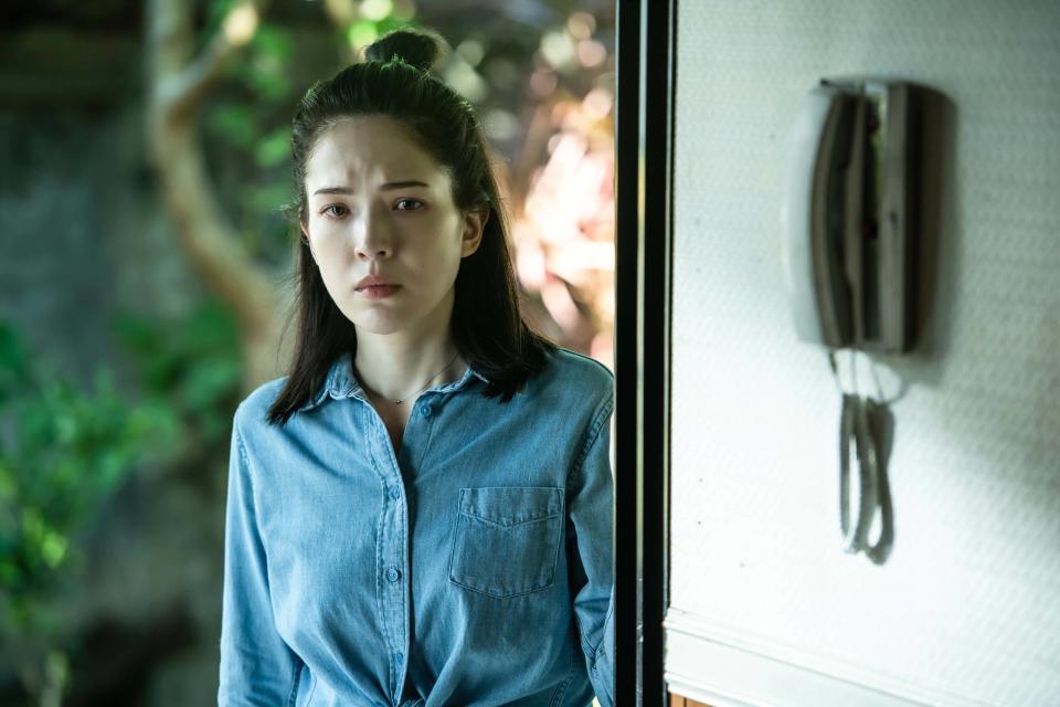 Netflix 全球獨家華語懸疑劇《她和她的她》播出後好評不斷， 衝上台灣排行榜TOP3，主要演員演員許瑋甯、李程彬、賈靜雯、吳慷仁等人都受到大批影迷稱讚，絲絲入扣的演技不僅為劇情錦上添花，更引導觀眾一步一步深陷其中，跟著角色一起感受創傷、恐懼、自我修復的情緒。