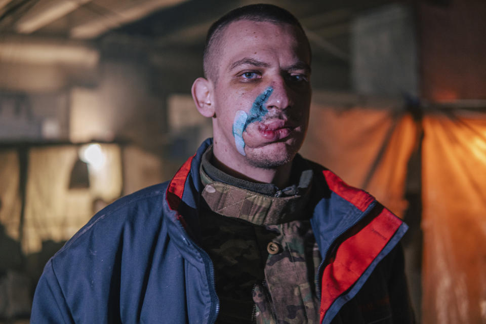 En esta foto proporcionada por la Oficina de Prensa del Regimiento de Fuerzas Especiales de Azov, de la Guardia Nacional de Ucrania, un combatiente del Regimiento de Fuerzas Especiales Azov, herido durante los combates contra las fuerzas rusas, posa para un fotógrafo dentro de la planta siderúrgica de Azovstal en Mariúpol, Ucrania, el martes 10 de mayo de 2022. (Dmytro 'Orest' Kozatskyi/Oficina de Prensa del Regimiento de las Fuerzas Especiales Azov de la Guardia Nacional de Ucrania vía AP)