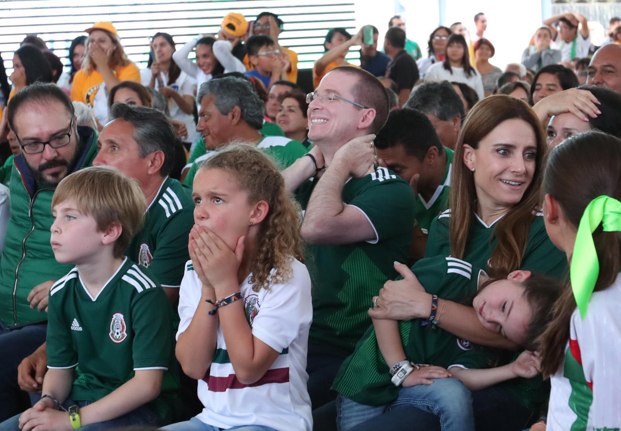 CIUDAD DE MÉXICO. Elections/Elecciones-Anaya.- Ricardo Anaya, candidato de la coalición Por México al Frente a la Presidencia, disfruta del partido México vs Alemania junto a su familia, simpatizantes y Manuel Negrete, exseleccionado nacional y candidato a la alcaldía de Coyoacán, este 17 de junio de 2018. Foto: Agencia EL UNIVERSAL/Ariel Ojeda/EELG