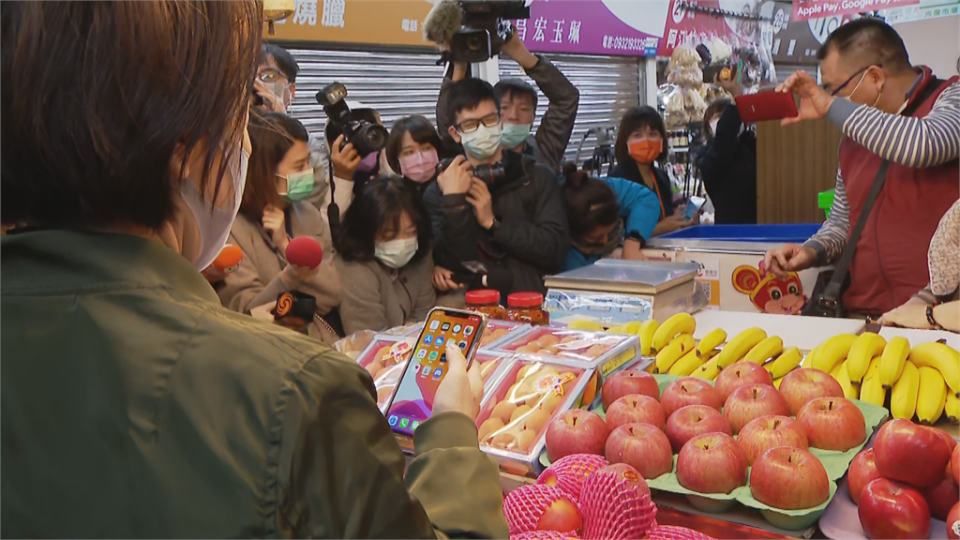 黃珊珊今日視察市場戴口罩。（圖／民視新聞）