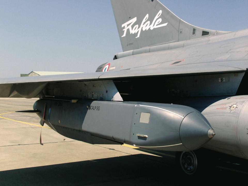 A Storm Shadow/SCALP missile on the wing of a Rafale fighter.