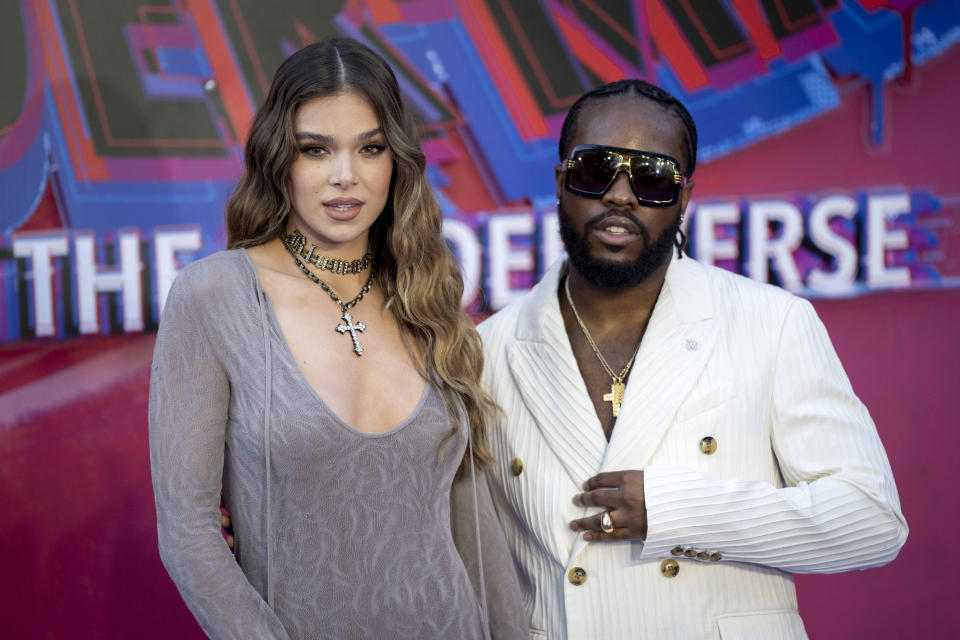 Shameik Moore, izquierda, y Hailee Steinfeld posan para retratos al llegar a una función de gala de la película 'Spider Man: Across the Spider Verse" en Londres el jueves 1 de junio de 2023. (Foto Scott Garfitt/Invision/AP)