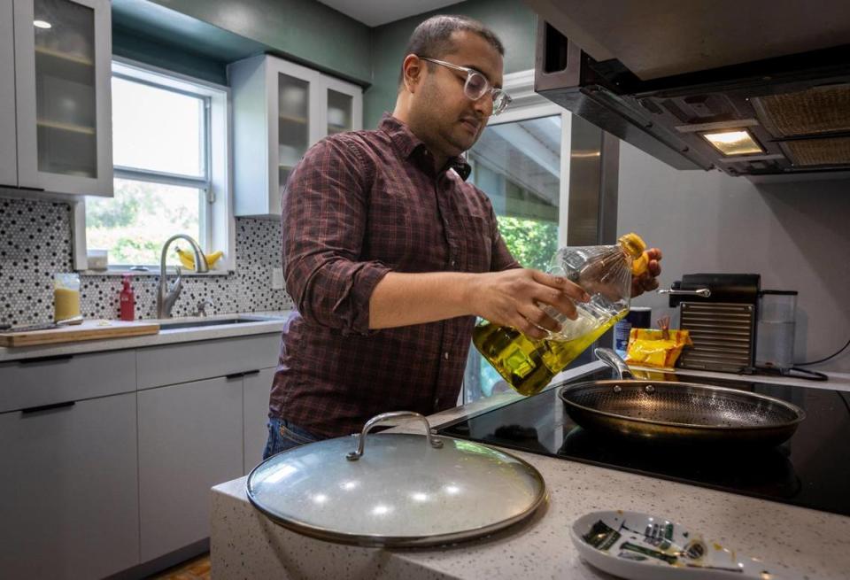 Ansiosos por aumentar su familia, Tanjim Hossain y su esposa, Christine Oliver, esperan comprar una casa más grande en North Miami antes de tener otro hijo. Tanjim Hossain empezando a cenar en la cocina el 22 de marzo de 2023.