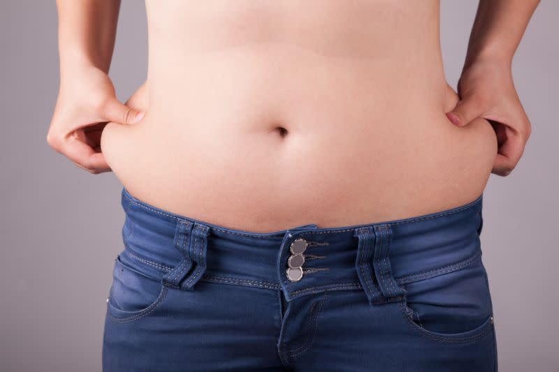 La graisse abdominale pourrait « dérégler » le système immunitaire. [Photo: Getty]